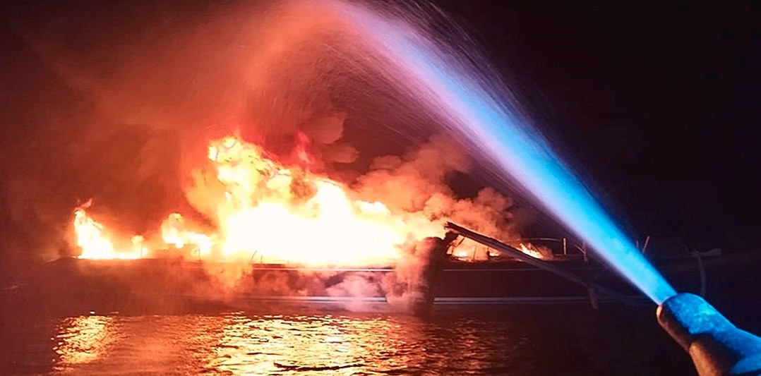 Ιστιοφόρο κάηκε ολοσχερώς και βυθίστηκε στον κόλπο του Λαγανά