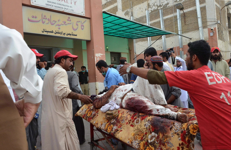 Μακελειό με 85 νεκρούς από βομβιστή – «καμικάζι» στο Πακιστάν