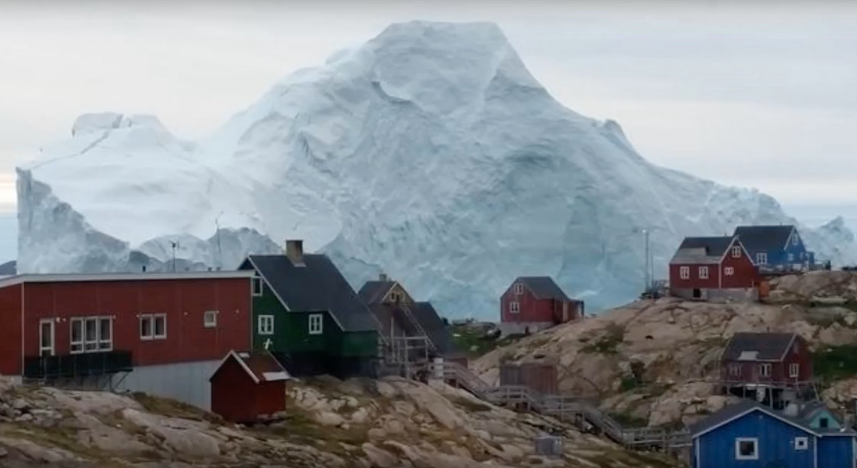 Παγόβουνο απειλεί χωριό στην Γροιλανδία