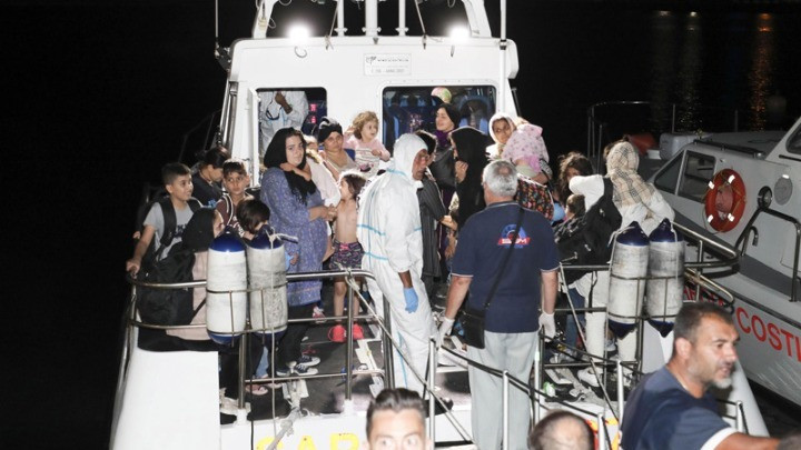 Εν αναμονή πολιτικής λύσης οι 442 πρόσφυγες που επιβαίνουν σε δυο πλοία, νότια της Σικελίας