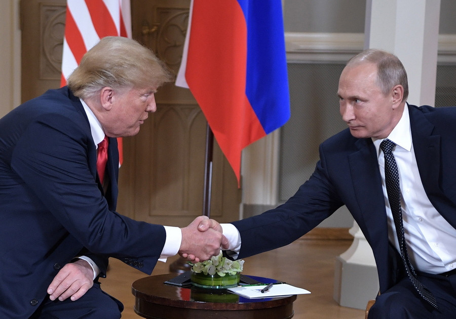 Η πρώτη επαφή Πούτιν – Τραμπ: Το «στήσιμο» και η αμήχανη χειραψία [ΦΩΤΟ+ΒΙΝΤΕΟ]