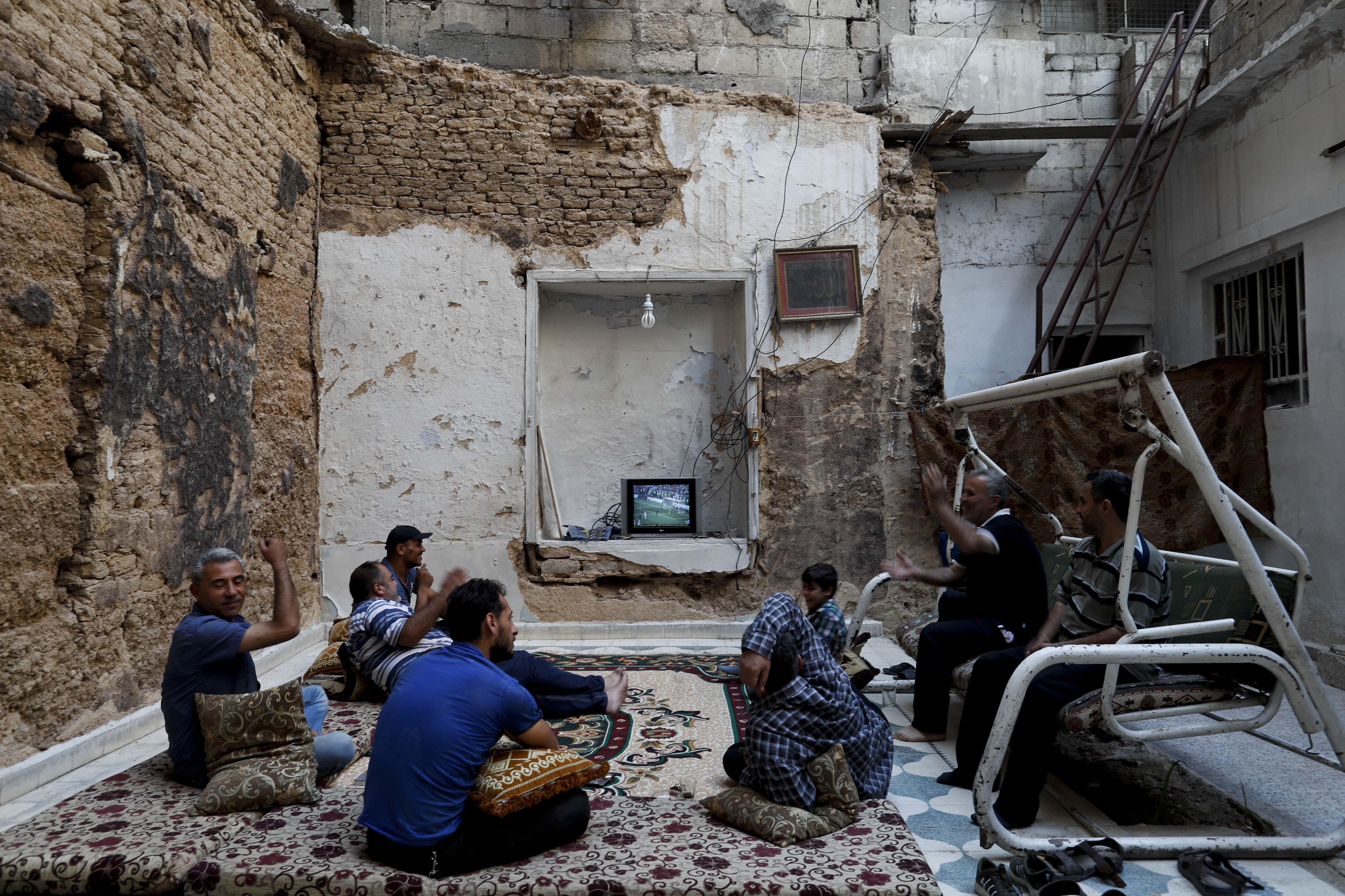 Βλέποντας τον τελικό του Μουντιάλ στα ερείπια της Συρίας