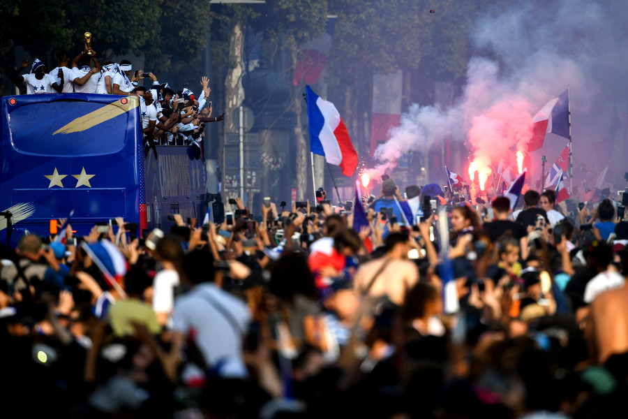 Το Παρίσι «καίγεται»! Οι Γάλλοι στους επτά ουρανούς