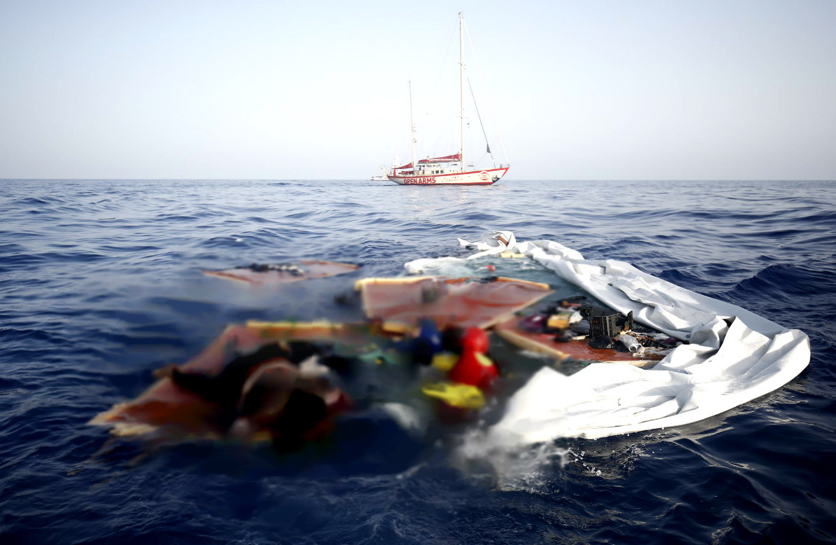 Ισπανική ΜΚΟ καταγγέλλει: «Άφησαν μια γυναίκα και ένα μωρό πάνω σε βάρκα να πεθάνουν»