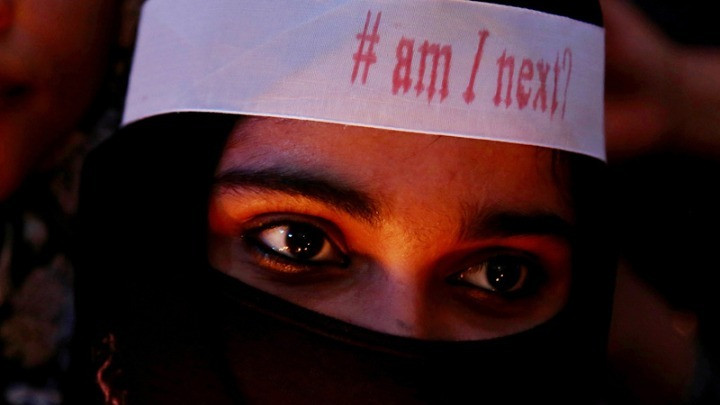 Στην Ινδία η αστυνομία συνέλαβε 18 ανθρώπους για τον συστηματικό βιασμό μιας 12χρονης