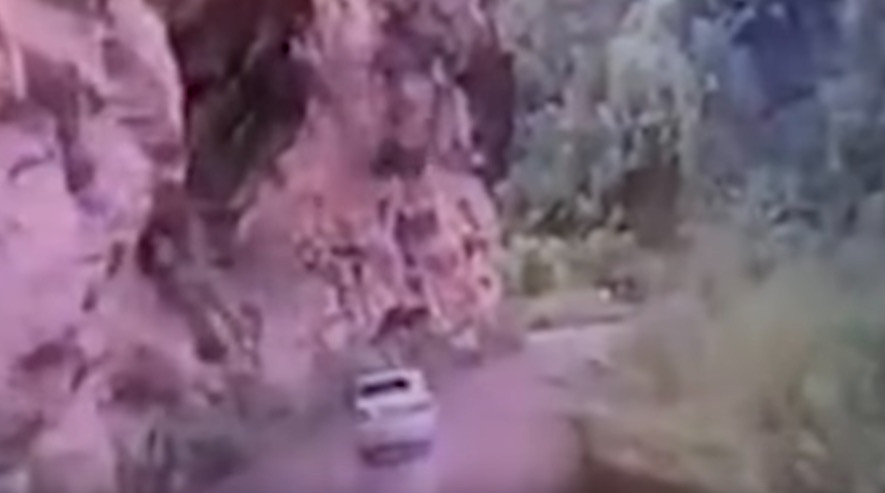 ΒΙΝΤΕΟ: Βράχος πέφτει πάνω σε αυτοκίνητο και οι επιβάτες βγαίνουν ζωντανοί!