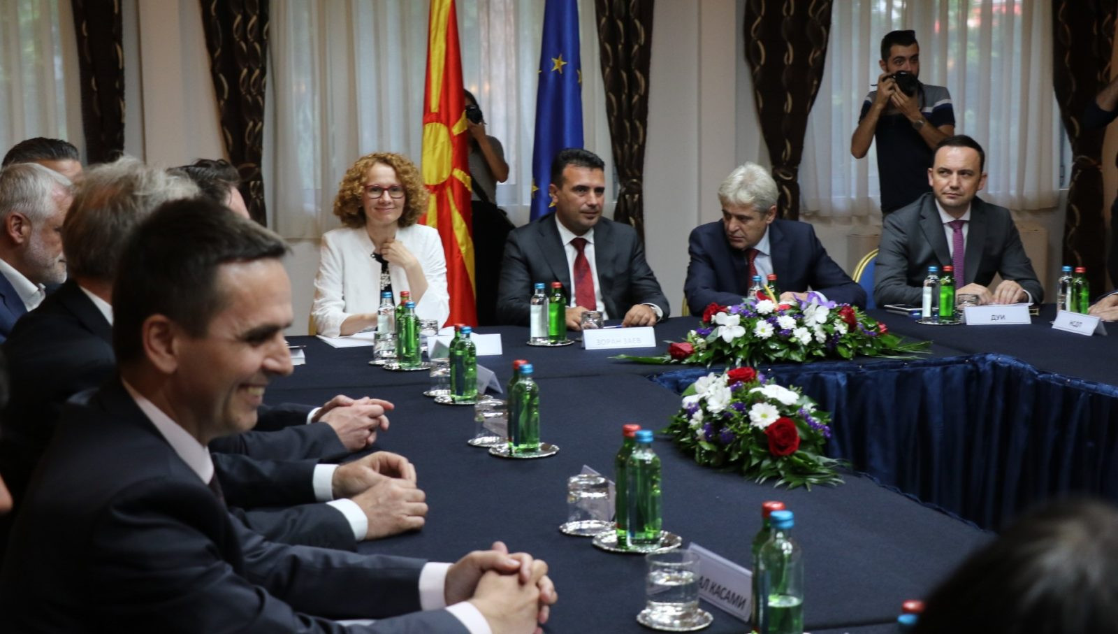 Επεισοδιακή συνεδρίαση πολιτικών αρχηγών στη ΠΓΔΜ: Ο Ζάεφ αποκάλυψε το ερώτημα του δημοψηφίσματος