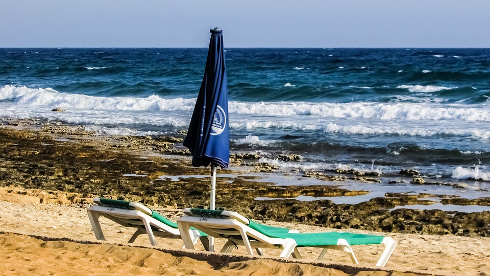 Πατέρας και γιος παρασύρθηκαν στη θάλασσα με το στρώμα