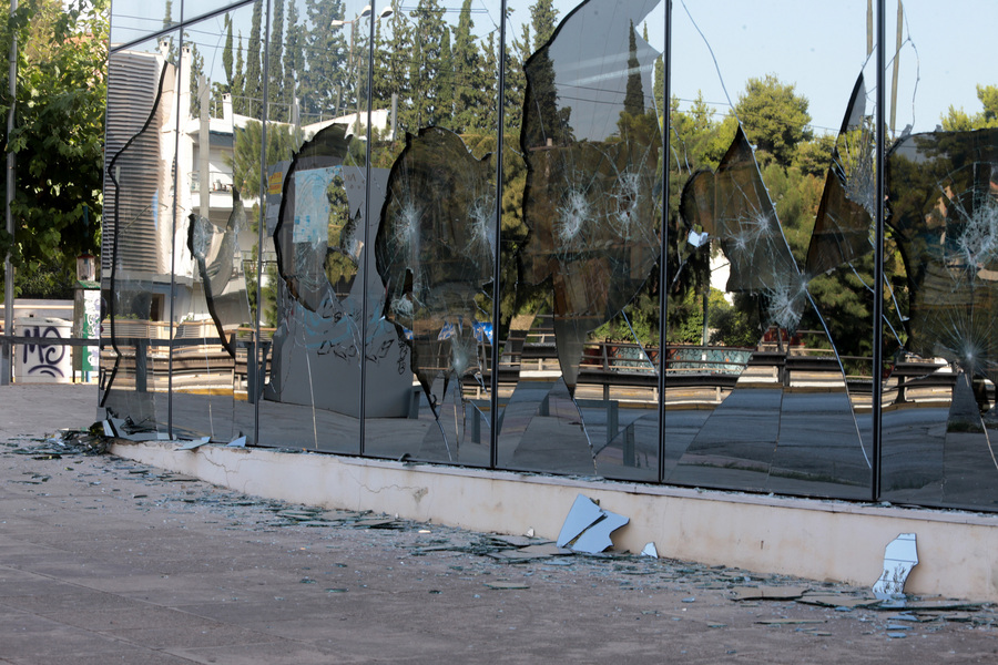 Επίθεση του Ρουβίκωνα στη ΔΟΥ Ψυχικού [ΒΙΝΤΕΟ]