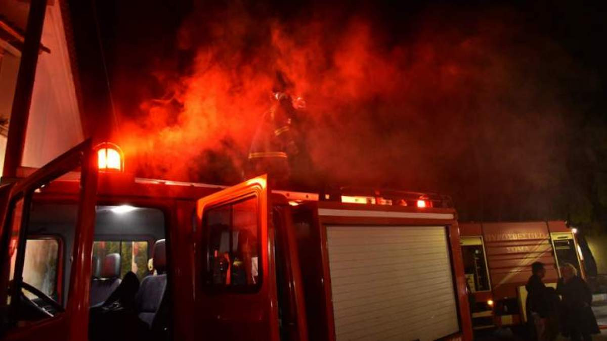 Πυρκαγιά σε χαρτοβιομηχανία στο Βέλο Κορινθίας