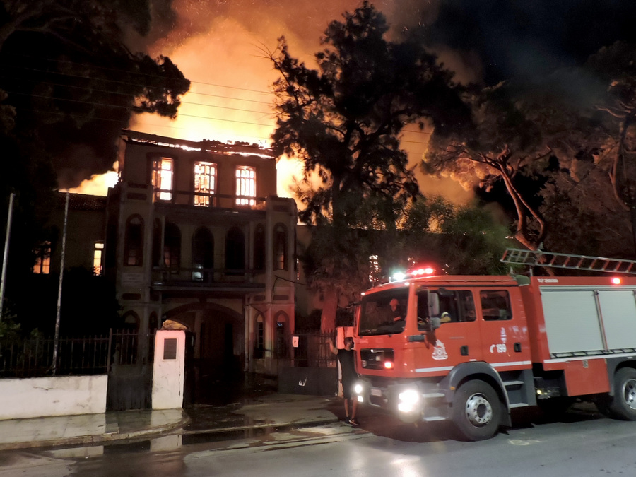 Βίντεο καταγράφoυν την μεγάλη καταστροφή στο Πολεμικό Μουσείο των Χανίων