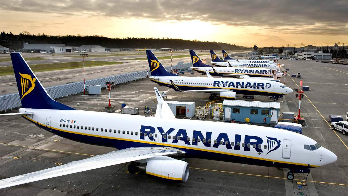 Η Ryanair προειδοποιεί με απολύσεις τους πιλότους για τις απεργίες
