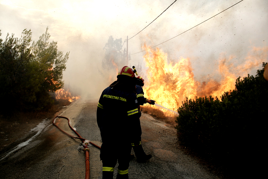 Εκτός ελέγχου η φωτιά στην Αν. Αττική: Στο Μάτι το πύρινο μέτωπο [Βίντεο]