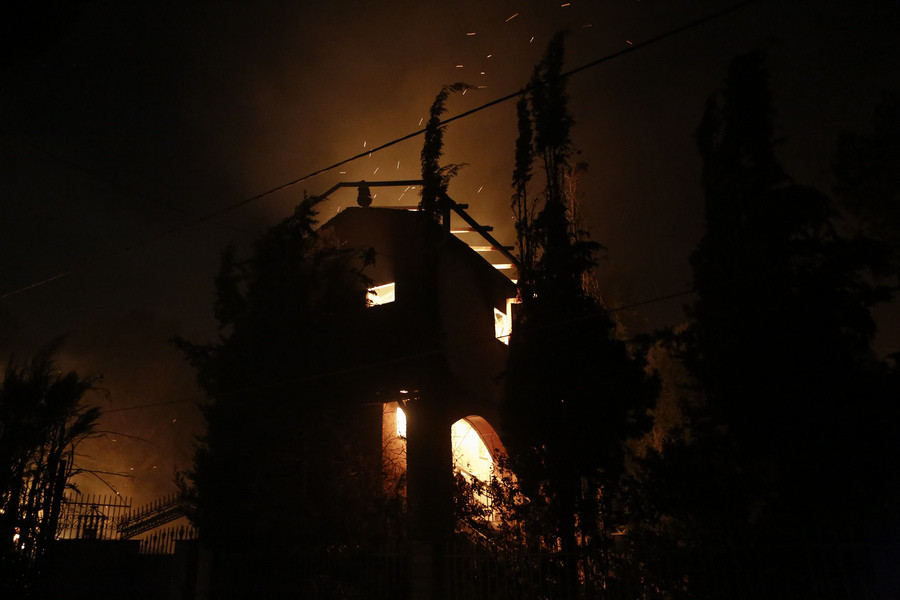 Μαύρη Μέρα: Αυξάνεται ο αριθμός των θυμάτων από τις φωτιές στην Αν. Αττική, ανάμεσά τους και παιδιά