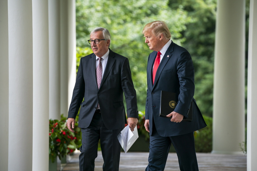 «Ανακωχή» στον εμπορικό πόλεμο ΕΕ – ΗΠΑ για διαπραγματεύσεις