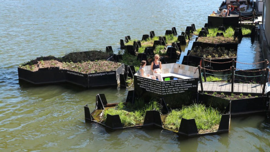 Μάζεψαν τα σκουπίδια από το ποτάμι και έφτιαξαν πλωτό πάρκο [ΒΙΝΤΕΟ]