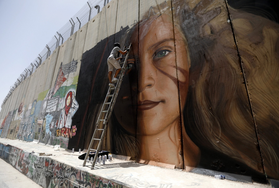 Ένα τεράστιο γκράφιτι προς τιμήν της Άχεντ Ταμίμι στη Βηθλεέμ