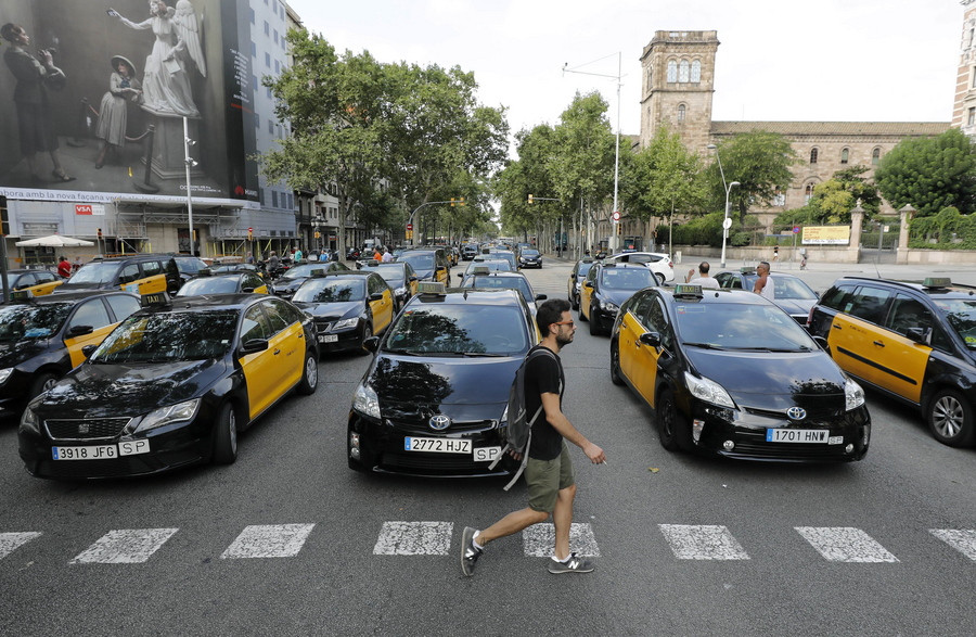 Μαζική απεργία κατά της Uber στην Ισπανία: Ταξί πλημμύρισαν τους δρόμους