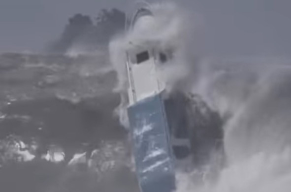BINTEO: Τεράστιο κύμα αναποδογυρίζει ακυβέρνητο σκάφος