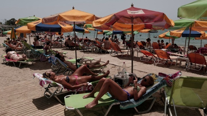 Ξηλώνουν ομπρέλες και ξαπλώστρες από τις παραλίες στη Φθιώτιδα