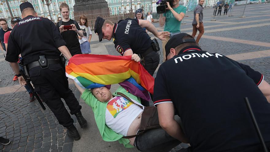 Συλλήψεις ακτιβιστών στο gay pride της Αγίας Πετρούπολης [ΒΙΝΤΕΟ]
