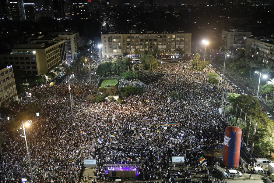 Χιλιάδες διαδήλωσαν στο Τελ Αβίβ κατά του νόμου που ορίζει το Ισραήλ ως «κράτος των Εβραίων»