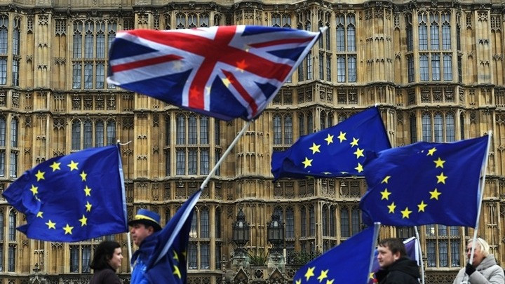 Σε ιστορικό χαμηλό η στήριξη των Βρετανών στους χειρισμούς της Μέι για το Brexit