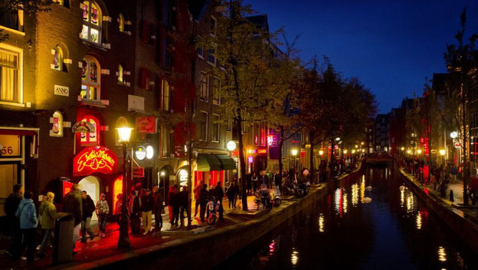 Το Άμστερνταμ διώχνει τους τουρίστες από την Κόκκινη Συνοικία