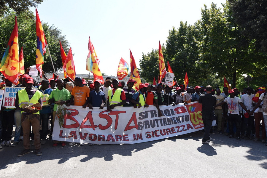 Πορεία Ιταλών και ξένων εργατών γης: «Σκλάβοι ποτέ»
