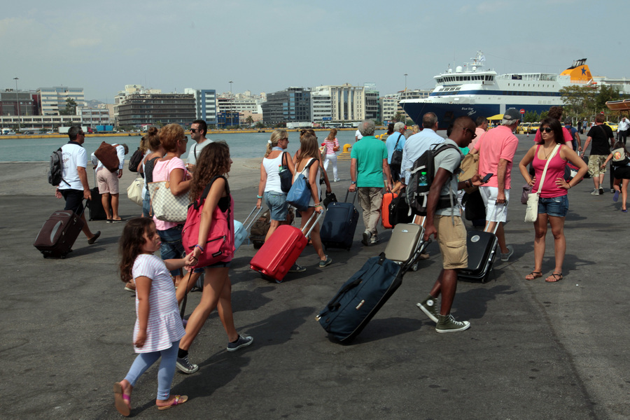 Ξεκίνησε η μεγάλη έξοδος του Δεκαπενταύγουστου – Αυξημένη η κίνηση στα λιμάνια