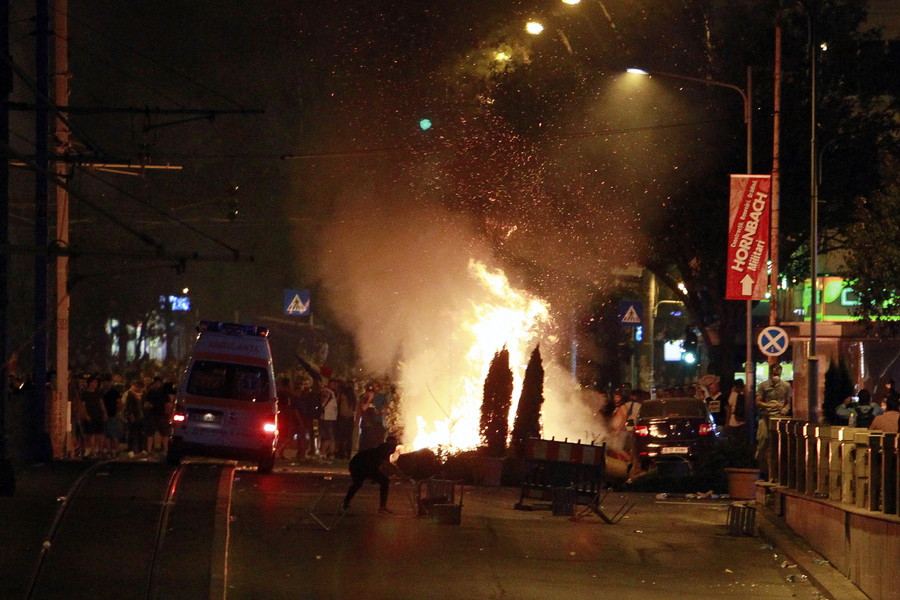 Βίαια επεισόδια με εκατοντάδες τραυματίες στο Βουκουρέστι [ΒΙΝΤΕΟ]