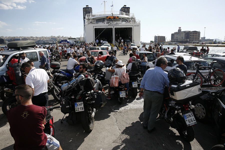 Πολύωρη ταλαιπωρία για τους επιβάτες του Blue Star Paros – Χιλιάδες αδειούχοι αναχωρούν