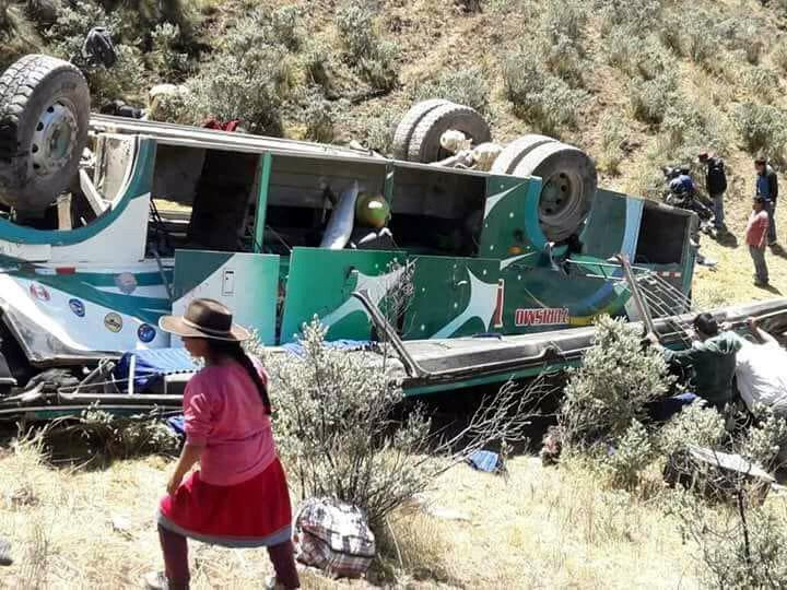 Περού: Τουλάχιστον 15 νεκροί από πτώση λεωφορείου σε χαράδρα
