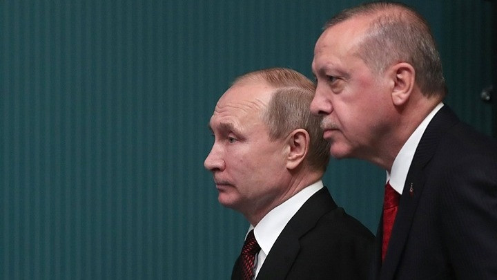 Ο Ερντογάν στην «αγκαλιά της Ρωσίας»