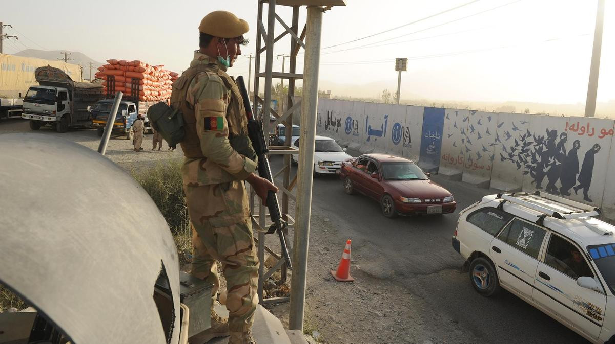 Αφγανιστάν: Τουλάχιστον 10 νεκροί από εισβολή Ταλιμπάν σε στρατιωτική βάση
