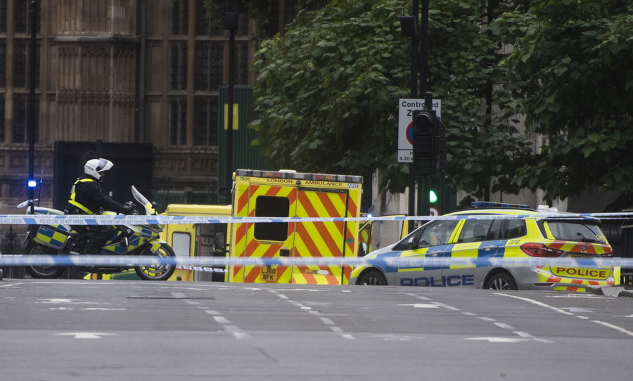 Λονδίνο: Αυτοκίνητο έπεσε στα προστατευτικά κιγκλιδώματα του Κοινοβουλίου – Τραυματίστηκαν πεζοί