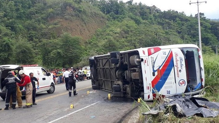 Τουλάχιστον 23 νεκροί από σύγκρουση λεωφορείου με αυτοκίνητο στον Ισημερινό