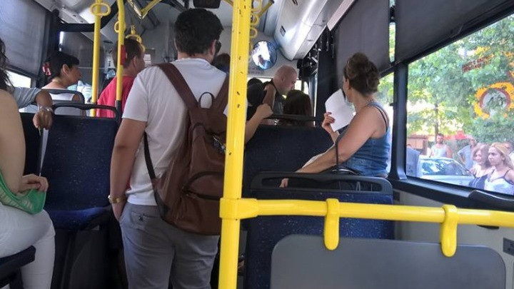Σεκιουριτάδες πετούν σηκωτό άντρα από λεωφορείο του ΟΑΣΘ