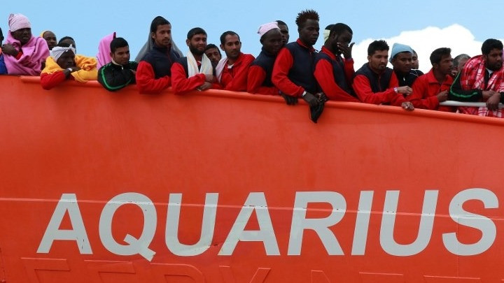 Το Aquarius που μεταφέρει 141 μετανάστες έφθασε στο λιμάνι της Βαλέτας