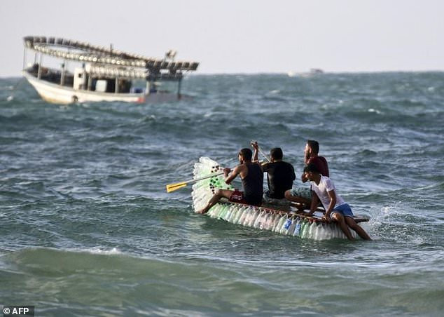 Βάρκα από πλαστικά μπουκάλια «έσωσε οικογένεια» στη Λωρίδα της Γάζας