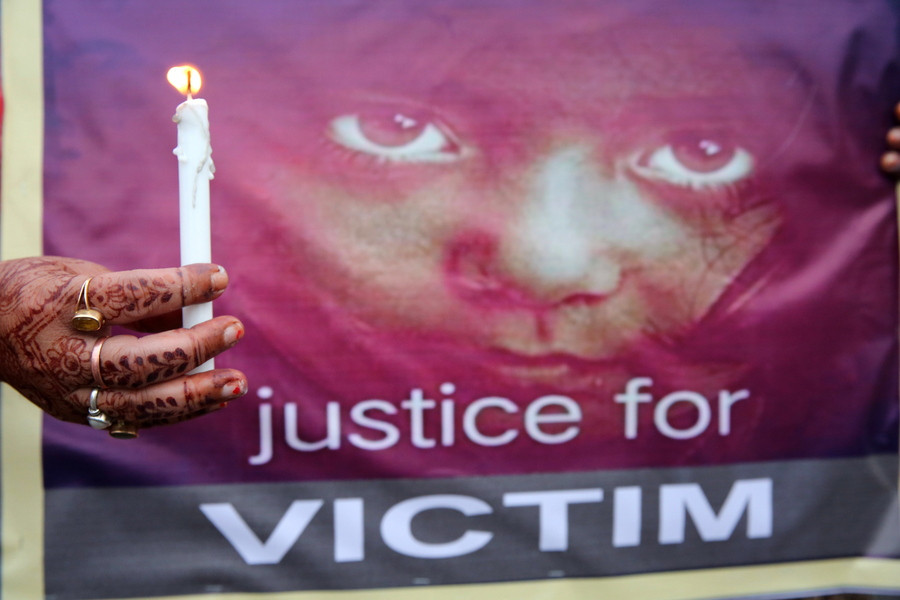 Ινδία: Πρώτες καταδίκες σε θάνατο για το βιασμό 8χρονης