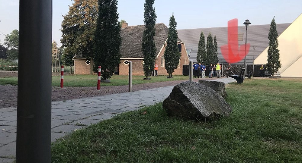 Άντρας έπεσε με το αυτοκίνητό του στο δημαρχείο του Μπέμελ στην Ολλανδία – Κουβαλούσε δυο φιάλες αερίου