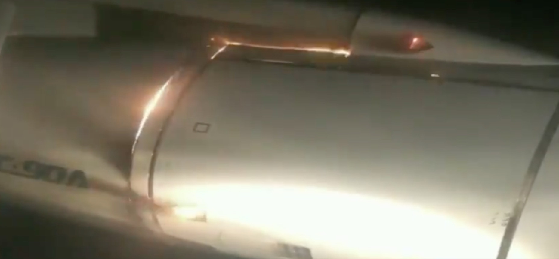 Επιβάτες βιντεοσκόπησαν την προσγείωση του αεροπλάνου τους με φλεγόμενο κινητήρα [Βίντεο]