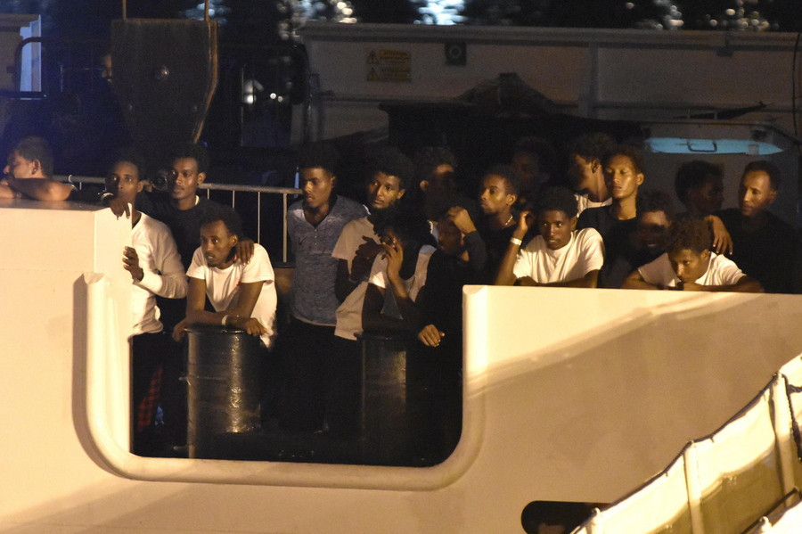 Λύτρωση για τους εγκλωβισμένους πρόσφυγες του πλοίου «Diciotti»