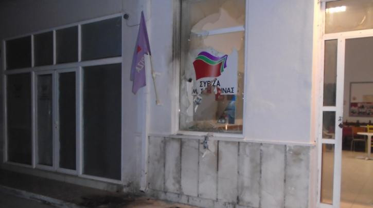 Εμπρηστική επίθεση στα γραφεία του ΣΥΡΙΖΑ στην Σαλαμνίνα