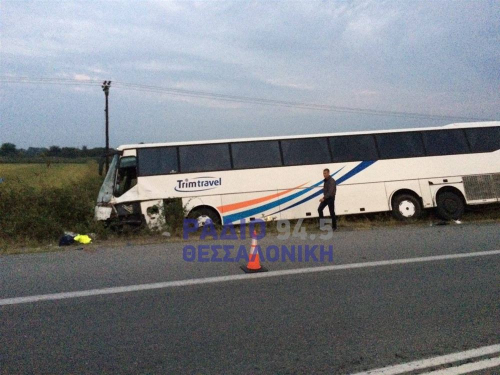 Σύγκρουση τουριστικού λεωφορείου με ΙΧ – 50 επιβάτες απεγκλωβίστηκαν από το παράθυρο