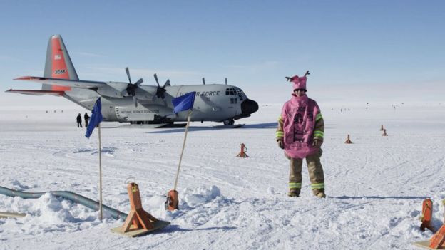 Τί γυρεύει μία πυροσβέστης στην Ανταρκτική; [ΦΩΤΟ]