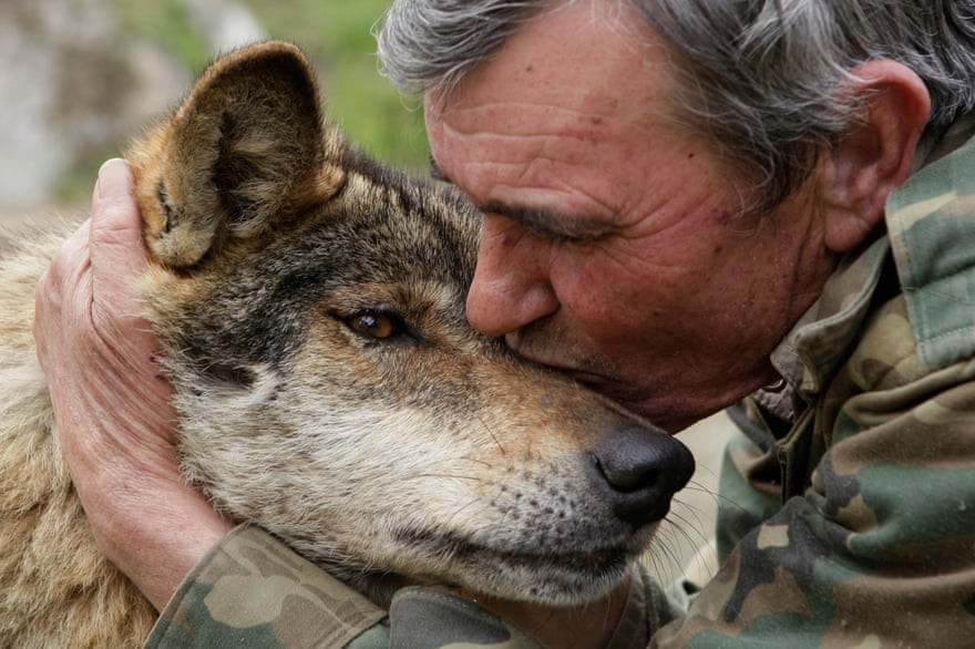 Πώς να είσαι άνθρωπος: Η ιστορία του άντρα που μεγάλωσε με τους λύκους