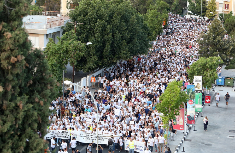 Ογκώδες πανεκπαιδευτικό συλλαλητήριο στην Κύπρο για την υπεράσπιση της δημόσιας Παιδείας