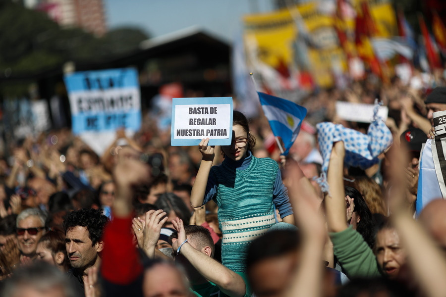 Στη μέγγενη του ΔΝΤ, πάλι, η Αργεντινή